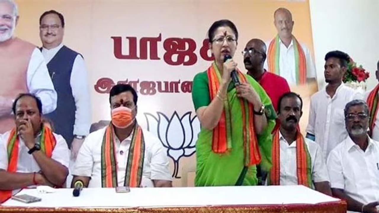 பிரச்சார வாகனத்தை ஓட்டிய படியே வாக்கு சேகரிப்பு... தாராபுரத்தை தெறிக்கவிட்ட நடிகை கெளதமி!