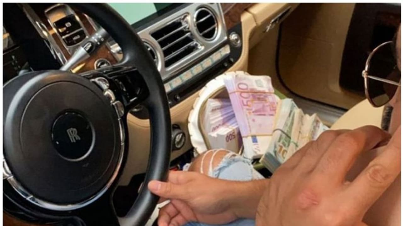 തൊഴിലാളികള്‍ക്ക് നേരെ 'നോട്ടുകെട്ടുകള്‍' വാരിയെറിഞ്ഞ് വീഡിയോ ചിത്രീകരണം; വ്യവസായിക്ക് യുഎഇയില്‍ ശിക്ഷ വിധിച്ചു