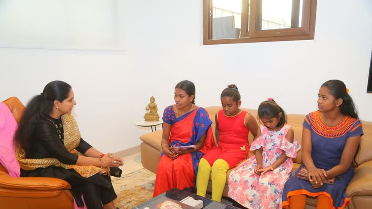 నీకు ఉద్యోగం, పిల్లలను చదివిస్తా: చైనా లోన్యాప్ బాధిత కుటుంబానికి కవిత భరోసా నీకు ఉద్యోగం, పిల్లలను చదివిస్తా: చైనా లోన్యాప్ బాధిత కుటుంబానికి కవిత భరోసా