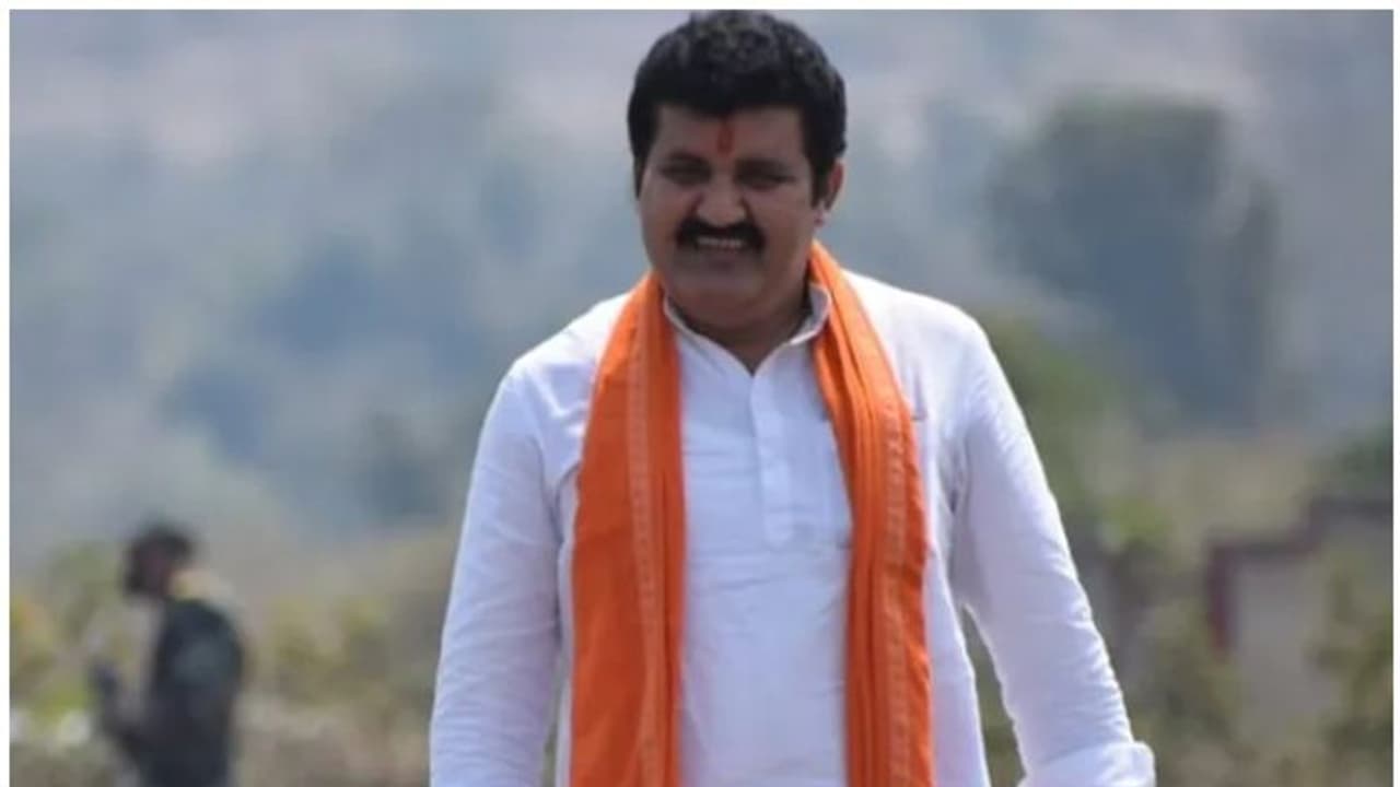 महाराष्ट्र में कैबिनेट विस्तार के बाद छिड़ी रार: संजय राठौड़ को मंत्री बनाए जाने पर बीजेपी महिला नेता ने उठाए महाराष्ट्र में कैबिनेट विस्तार के बाद छिड़ी रार: संजय राठौड़ को मंत्री बनाए जाने पर बीजेपी महिला नेता ने उठाए