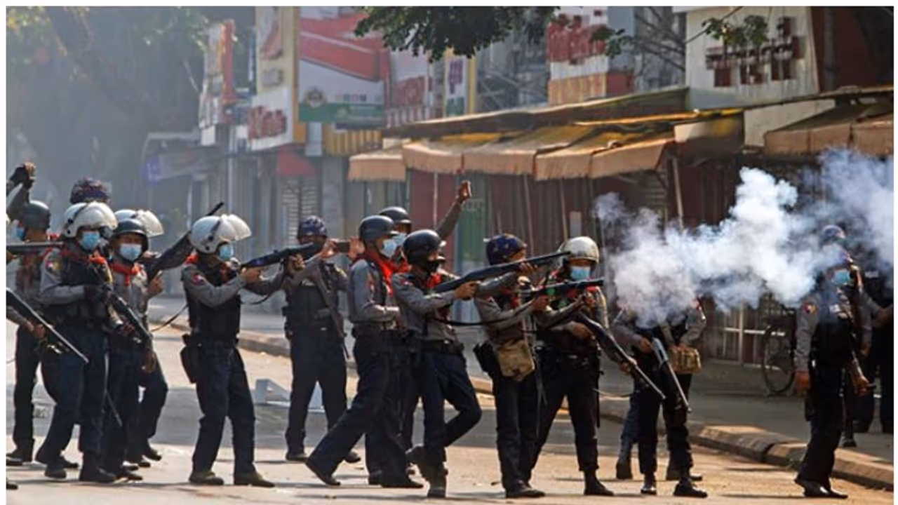 മ്യാൻമറിൽ വെടിവെപ്പ്, 18 പേർ കൊല്ലപ്പെട്ടു മ്യാൻമറിൽ വെടിവെപ്പ്, 18 പേർ കൊല്ലപ്പെട്ടു