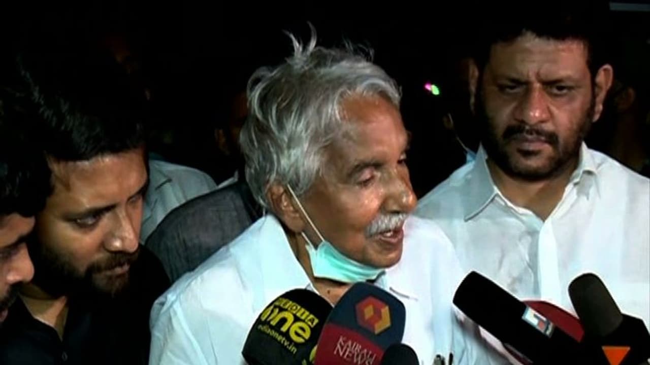 വാളയാർ പെൺകുട്ടികളുടെ കുടുംബത്തോട് സർക്കാർ ഇപ്പോഴും നീതികേട് കാണിക്കുന്നെന്ന് ഉമ്മൻചാണ്ടി വാളയാർ പെൺകുട്ടികളുടെ കുടുംബത്തോട് സർക്കാർ ഇപ്പോഴും നീതികേട് കാണിക്കുന്നെന്ന് ഉമ്മൻചാണ്ടി