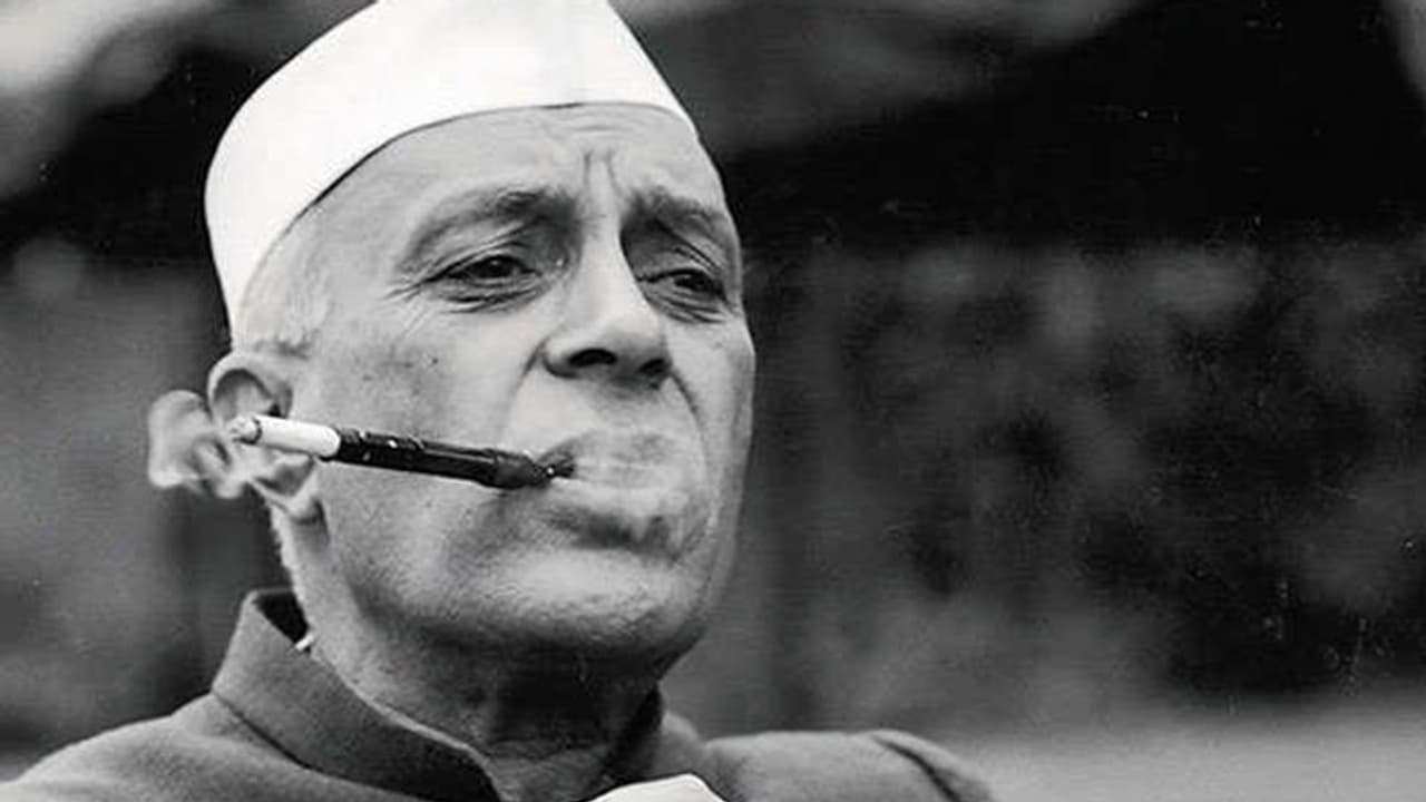 किस्सा: राजभवन में नहीं थी नेहरू की पसंदीदा सिगरेट, मंगवाने के लिए भोपाल से विमान भेजा गया था इंदौर किस्सा: राजभवन में नहीं थी नेहरू की पसंदीदा सिगरेट, मंगवाने के लिए भोपाल से विमान भेजा गया था इंदौर