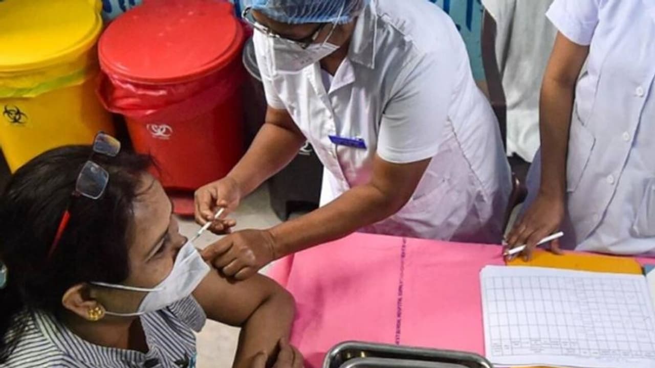 কোভিডের দ্বিতীয় ঢেউ এর ধাক্কায় কেটে গিয়েছে দ্বিধা টিকা নিতে চান কত শতাংশ ভারতীয়, দেখুন কোভিডের দ্বিতীয় ঢেউ এর ধাক্কায় কেটে গিয়েছে দ্বিধা টিকা নিতে চান কত শতাংশ ভারতীয়, দেখুন