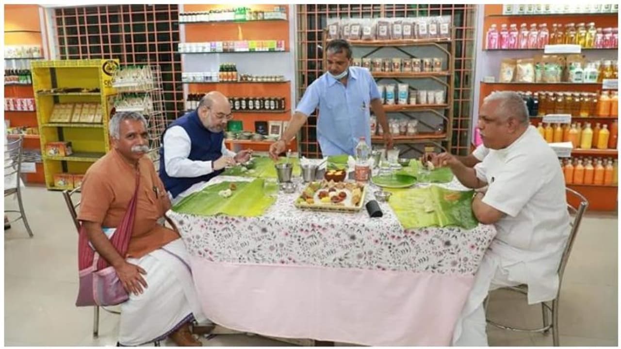 அமித் ஷாவின் எளிமை... ரோட்டோரக் கடையில் டீ சாப்பிட்டு உற்சாகம்..! அமித் ஷாவின் எளிமை... ரோட்டோரக் கடையில் டீ சாப்பிட்டு உற்சாகம்..!