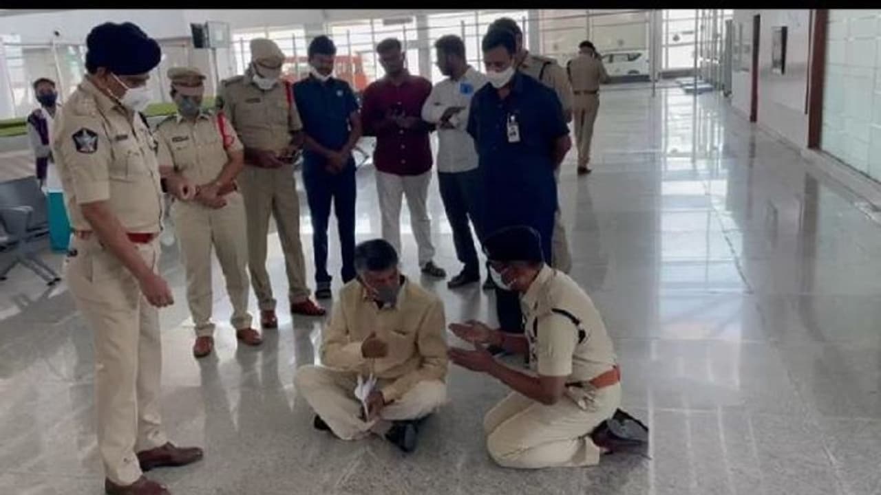 ఫోన్ లాక్కున్న పోలీసులు... నేలపై బైఠాయించి చంద్రబాబు నిరసన