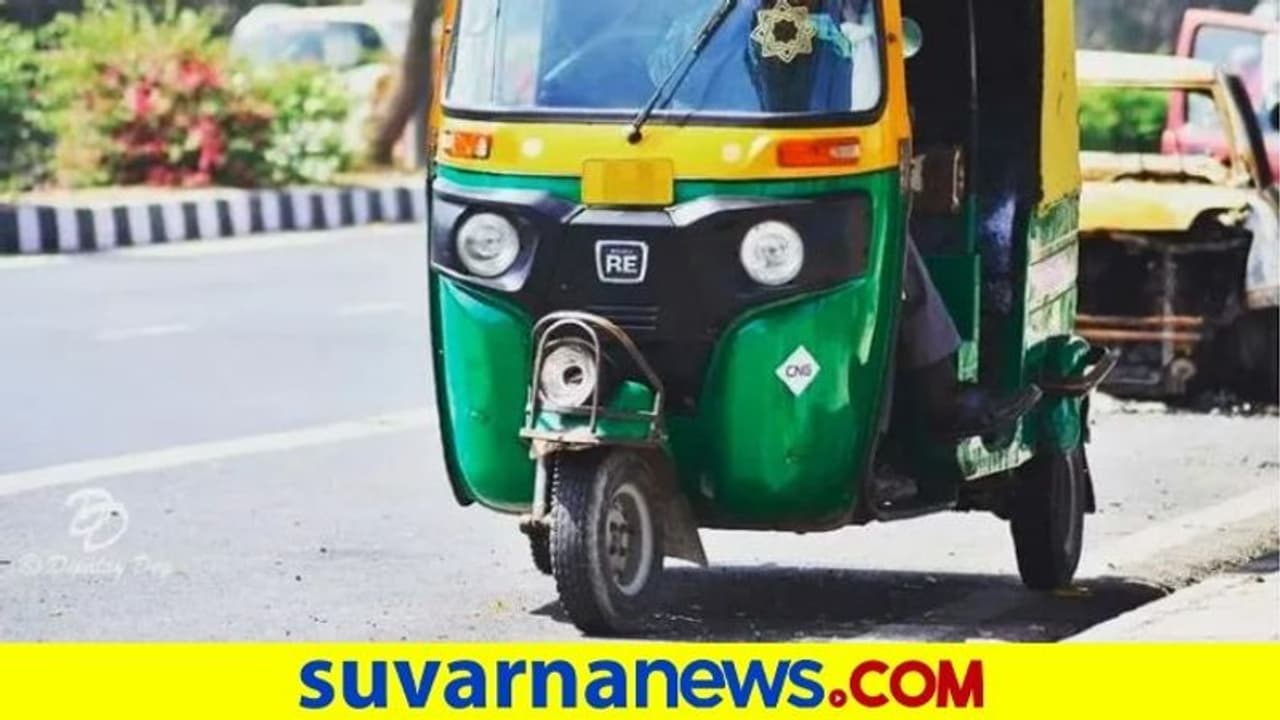 ಮೈಸೂರು: ಉದ್ಧಟ ಕೋವಿಡ್ ರೋಗಿ ಆಟೋದಲ್ಲಿ ಮನೆಗೆ ಕಳಿಸಿದ ಸಿಬ್ಬಂದಿ! ಮೈಸೂರು: ಉದ್ಧಟ ಕೋವಿಡ್ ರೋಗಿ ಆಟೋದಲ್ಲಿ ಮನೆಗೆ ಕಳಿಸಿದ ಸಿಬ್ಬಂದಿ!