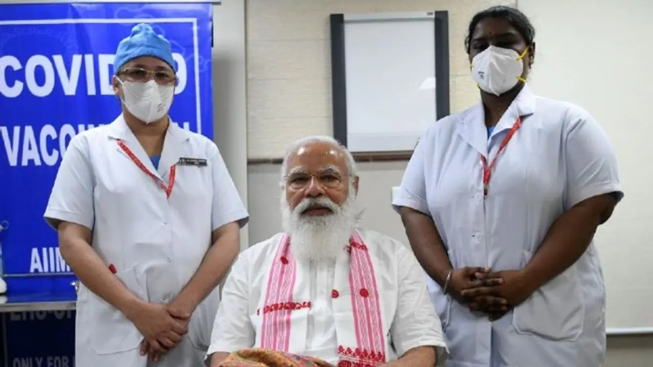 మోదీకి వ్యాక్సిన్ వేసిన నర్స్.. ఏమన్నారంటే...