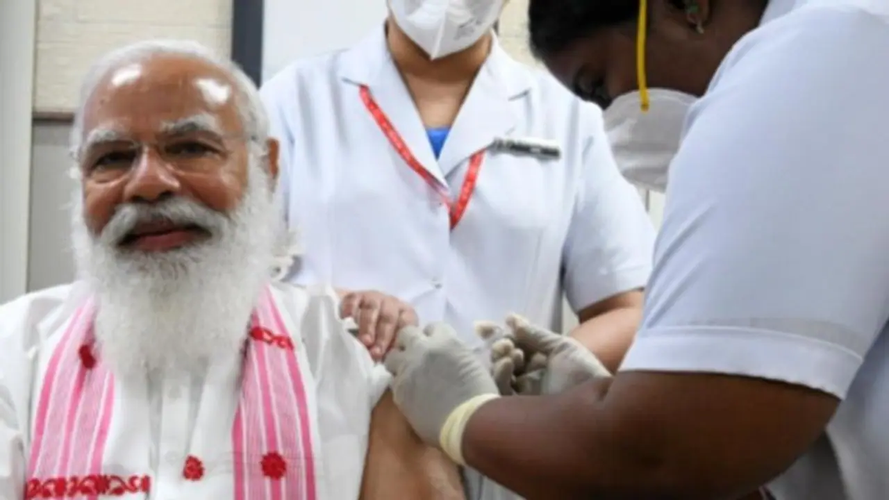 অসমের গামছা, কেরল ও পুদুচেরির নার্স, ভোটের আগে মোদীর টিকাগ্রহণে বাদ পড়ল বাংলা অসমের গামছা, কেরল ও পুদুচেরির নার্স, ভোটের আগে মোদীর টিকাগ্রহণে বাদ পড়ল বাংলা