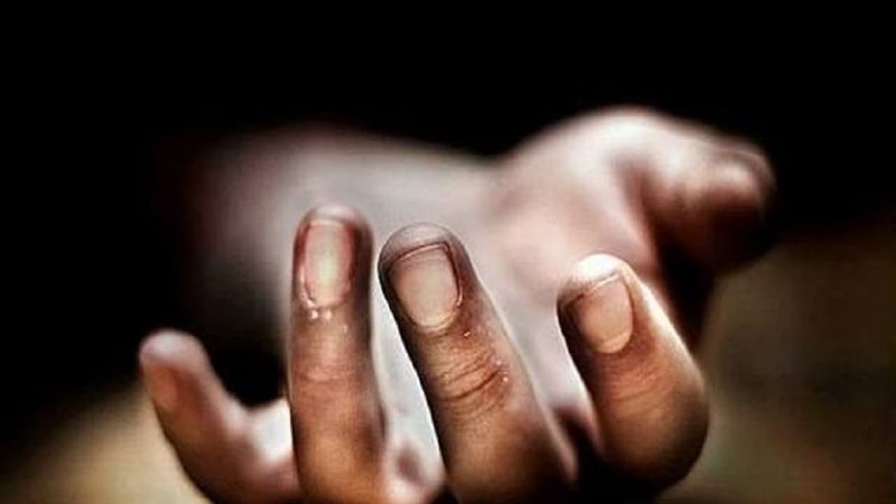 చెట్టు మీద కూర్చున్నట్లుగా మహిళ శవం.. చెట్టు మీద కూర్చున్నట్లుగా మహిళ శవం..