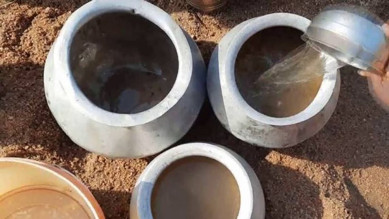 Drinking Water: আর্সেনিকমুক্ত জল সরবরাহ বন্ধ, বিপাকে লক্ষাধিক মানুষ Drinking Water: আর্সেনিকমুক্ত জল সরবরাহ বন্ধ, বিপাকে লক্ষাধিক মানুষ