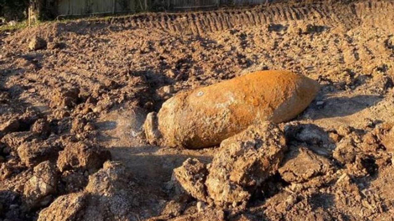 രണ്ടാം ലോകമഹായുദ്ധ കാലത്തെ പൊട്ടാതെ കിടന്ന ബോംബ് കണ്ടെത്തി, നശിപ്പിക്കവെ സംഭവിച്ചത്...