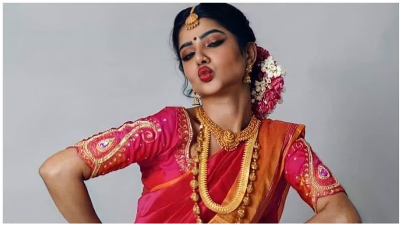 மணமகள் கோலத்தில்... கழுத்தில் தாலியுடன் 'குக் வித் கோமாளி' பவி! வைரலாகும் வீடியோ..! மணமகள் கோலத்தில்... கழுத்தில் தாலியுடன் 'குக் வித் கோமாளி' பவி! வைரலாகும் வீடியோ..!