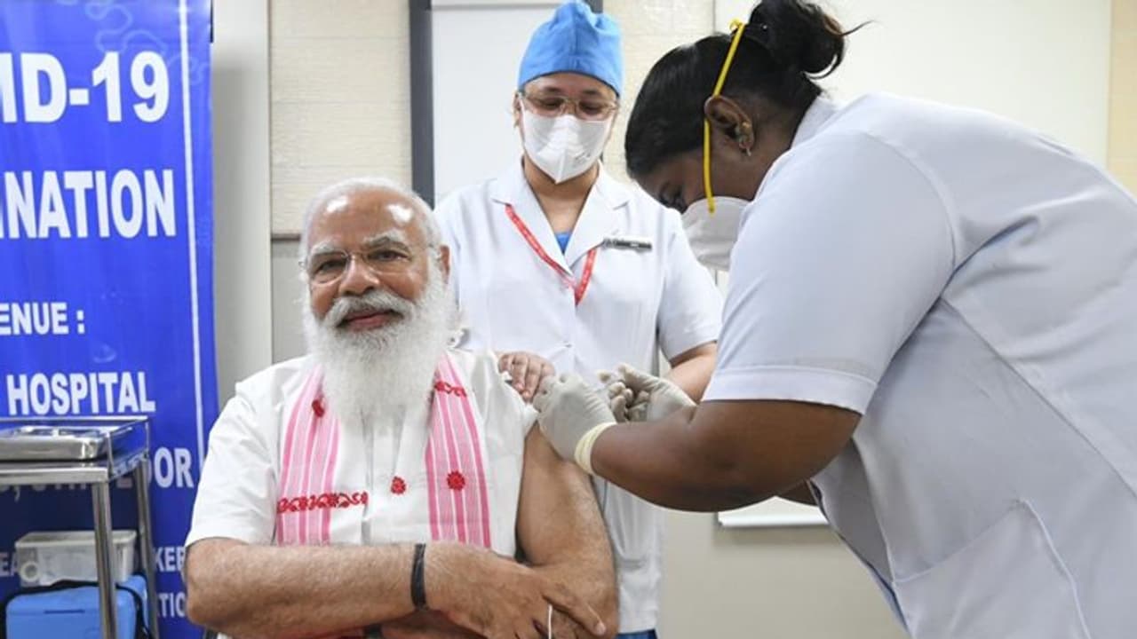 కరోనా టీకా తీసుకొన్న మోడీ: నర్సులతో పీఎం ఆసక్తికర సంభాషణ, నవ్వులు