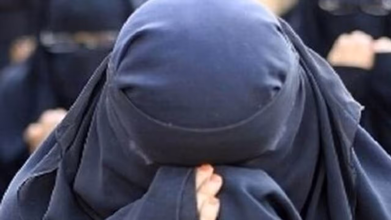 PM मोदी और CM योगी का समर्थन करने पर मुरादाबाद में महिला को तीन तलाक, एक दिन पहले ही जेठ ने किया था दुष्कर्म PM मोदी और CM योगी का समर्थन करने पर मुरादाबाद में महिला को तीन तलाक, एक दिन पहले ही जेठ ने किया था दुष्कर्म