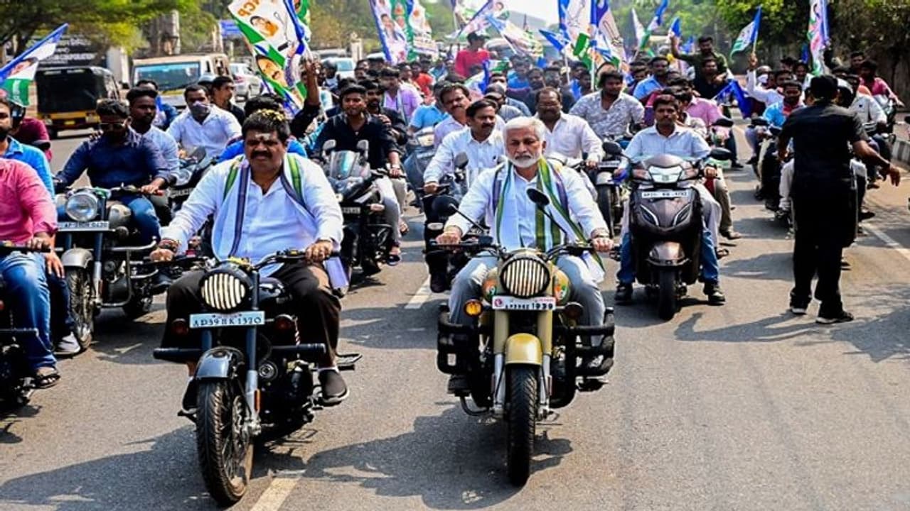 బుల్లెట్ మీద విజయ్ సాయిరెడ్డి.. హెల్మెట్ ఎక్కడ అంటూ....