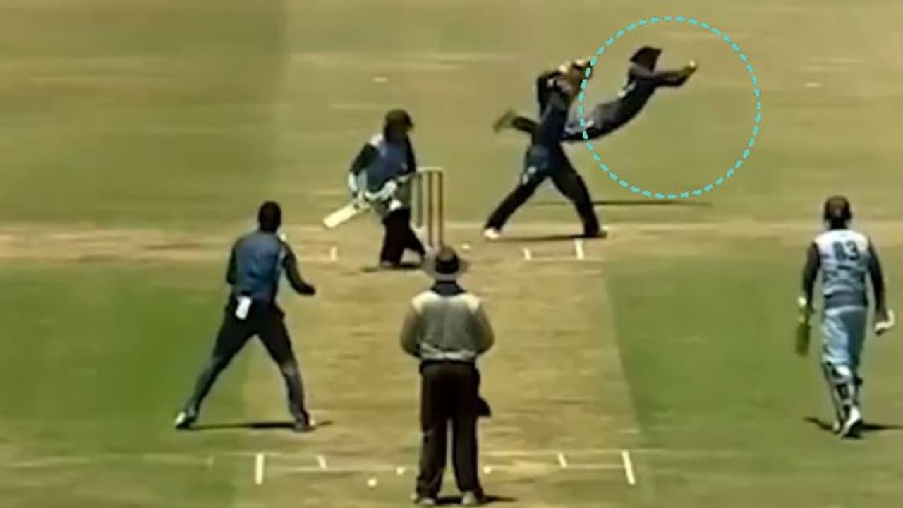 ఇదెక్కడి మాస్ ఫీల్డింగ్ రా బాబూ... జాంటీ రోడ్స్కే జ్వరం తెప్పించేలా ఉన్నాడే... ఇదెక్కడి మాస్ ఫీల్డింగ్ రా బాబూ... జాంటీ రోడ్స్కే జ్వరం తెప్పించేలా ఉన్నాడే...