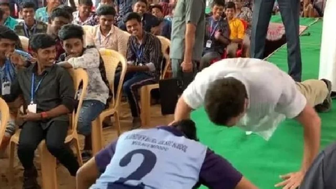 പുഷ് അപ് എടുത്ത് കാണിക്കാമോ എന്ന് വിദ്യാര്ത്ഥിനി; പരസ്യമായി ചലഞ്ച് ഏറ്റെടുത്ത് രാഹുല് ഗാന്ധി പുഷ് അപ് എടുത്ത് കാണിക്കാമോ എന്ന് വിദ്യാര്ത്ഥിനി; പരസ്യമായി ചലഞ്ച് ഏറ്റെടുത്ത് രാഹുല് ഗാന്ധി