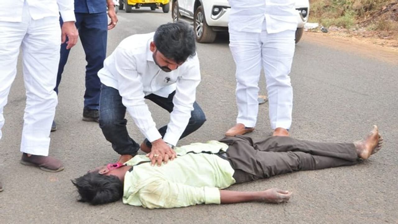 వికారాబాదులో చచ్చిపోయే మనిషిని బతికించిన ఎమ్మెల్యే వికారాబాదులో చచ్చిపోయే మనిషిని బతికించిన ఎమ్మెల్యే