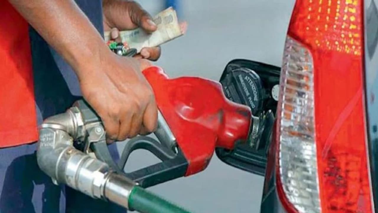 Petrol Diesel Tax Cut: பெட்ரோல், டீசல் மீதான வரி குறைகிறது? என்ன காரணம்? மத்திய அரசு பரிசீலனை