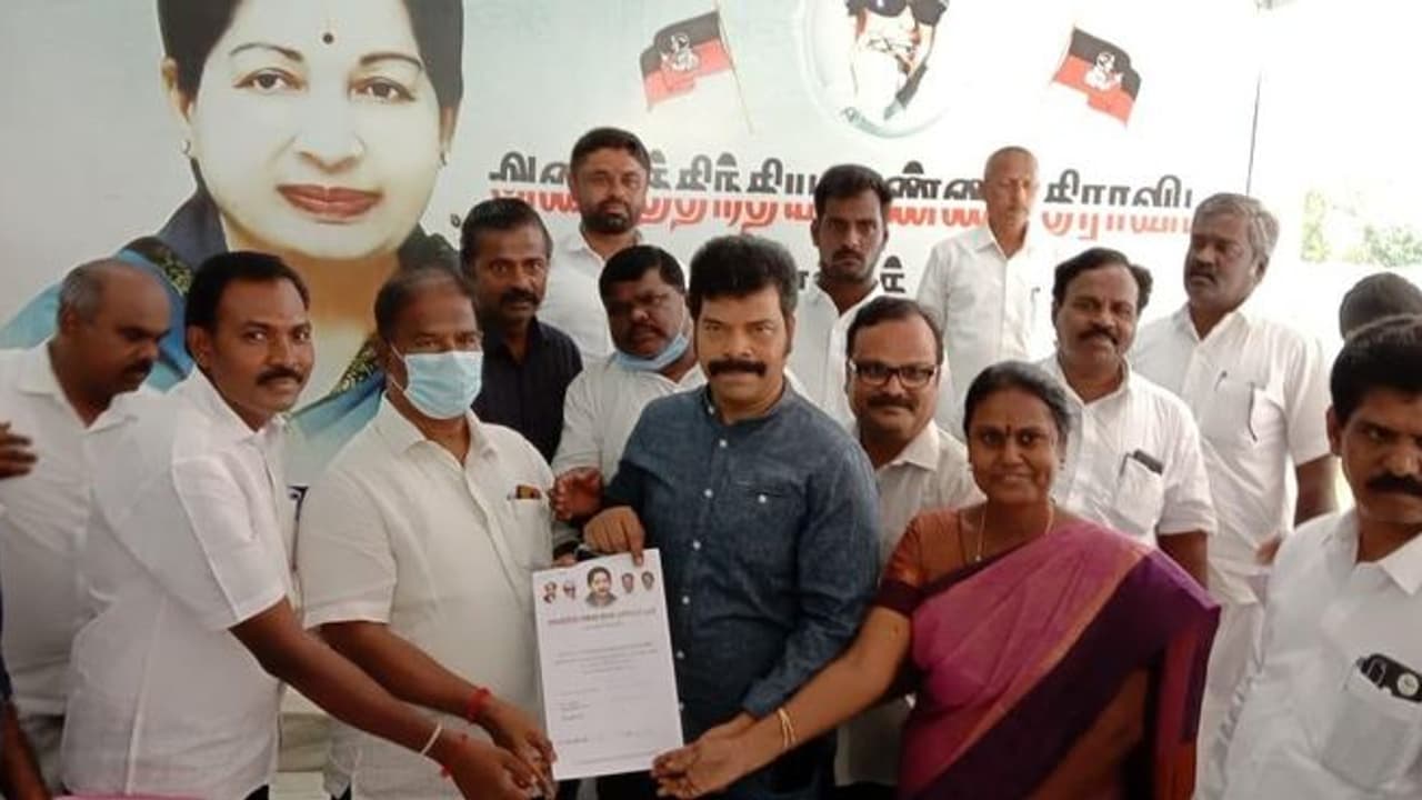 அதிமுகவில் போட்டியிட விருப்பமனு அளித்த பிரபல இயக்குனர் ரவி மரியா! அதிமுகவில் போட்டியிட விருப்பமனு அளித்த பிரபல இயக்குனர் ரவி மரியா!