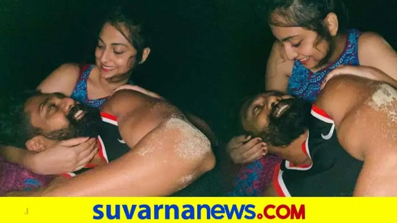 ಬೀಚ್ನಲ್ಲಿ ಪತ್ನಿ ಜೊತೆ ಸಮಯ ಕಳೆದ ಧ್ರುವ ಸರ್ಜಾ; ರೋಮ್ಯಾಂಟಿಕ್ ಫೋಟೋ ವೈರಲ್! ಬೀಚ್ನಲ್ಲಿ ಪತ್ನಿ ಜೊತೆ ಸಮಯ ಕಳೆದ ಧ್ರುವ ಸರ್ಜಾ; ರೋಮ್ಯಾಂಟಿಕ್ ಫೋಟೋ ವೈರಲ್!