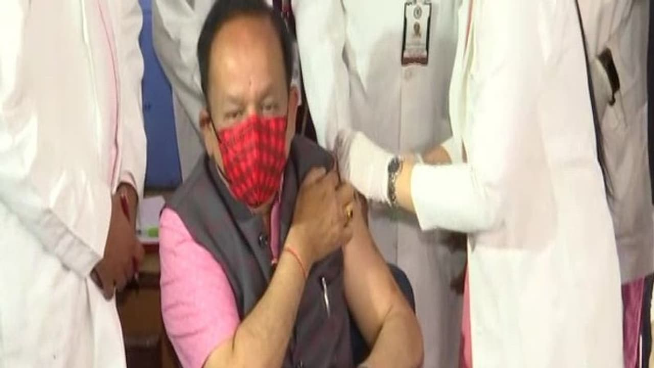 कोरोना वैक्सीनेशन: जनता की 'शंकाओं' को दूर करने मोदी के बाद हेल्थ मिनिस्टर ने लगवाया टीका कोरोना वैक्सीनेशन: जनता की 'शंकाओं' को दूर करने मोदी के बाद हेल्थ मिनिस्टर ने लगवाया टीका