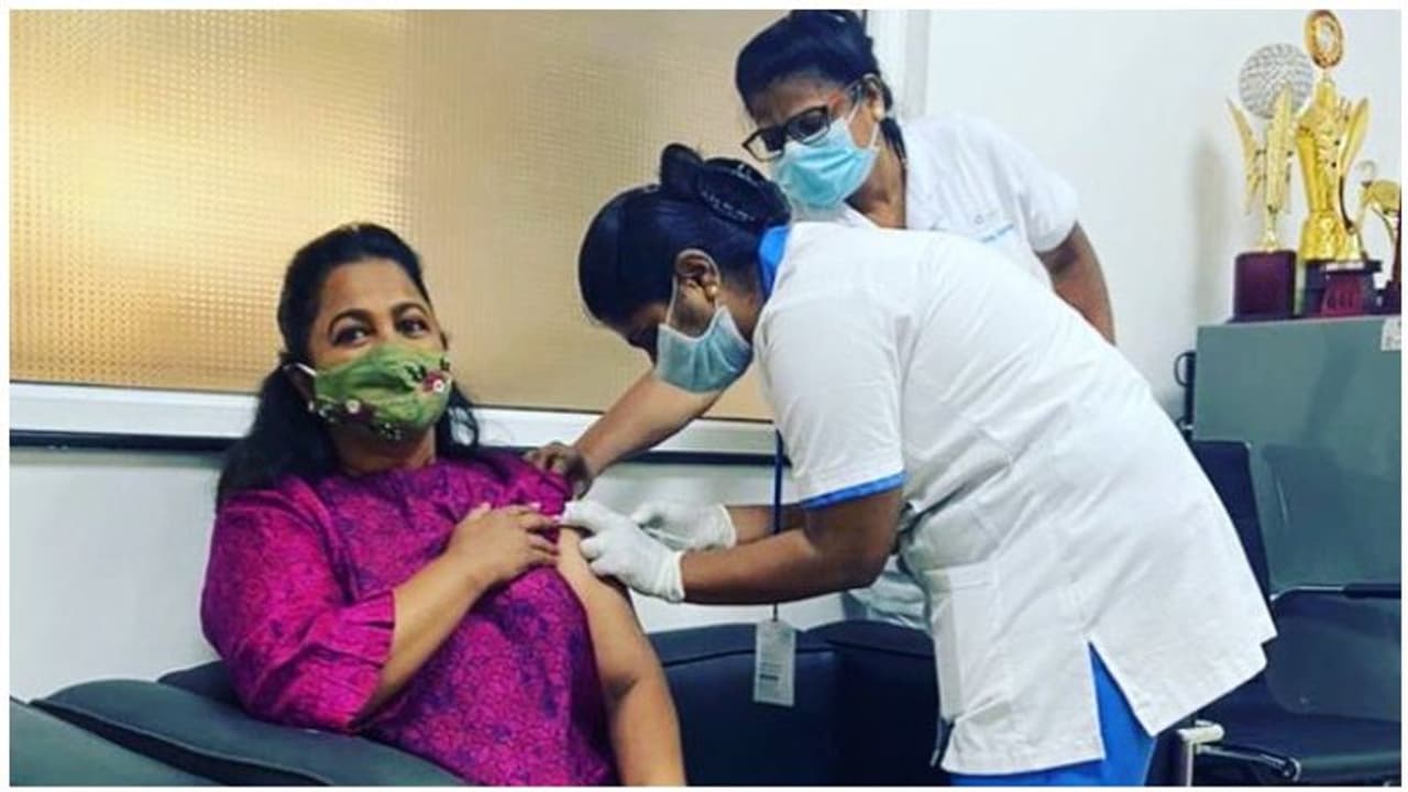 கொரோனா தடுப்பூசி போட்டு கொண்ட நடிகை ராதிகா! கொரோனா தடுப்பூசி போட்டு கொண்ட நடிகை ராதிகா!