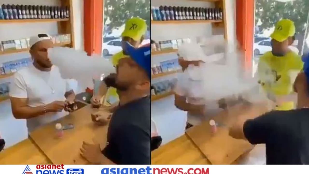 मुंह में धुआं से छल्ले बना करतब दिखा रहा था शख्स तभी पड़ा जोरदार थप्पड़... फिर जो हुआ, देखें Video मुंह में धुआं से छल्ले बना करतब दिखा रहा था शख्स तभी पड़ा जोरदार थप्पड़... फिर जो हुआ, देखें Video