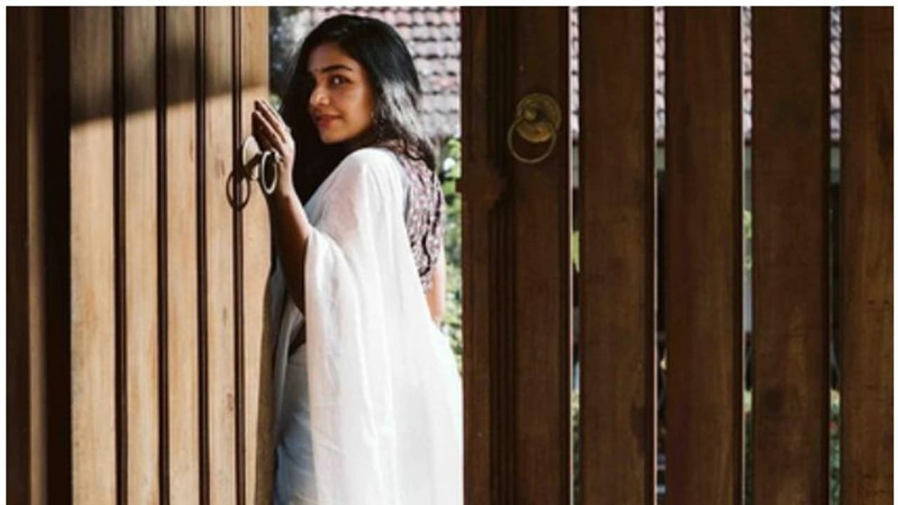 'ഇടവഴിയിലെ കാലൊച്ച', ഫോട്ടോയുമായി രജിഷ വിജയൻ! 'ഇടവഴിയിലെ കാലൊച്ച', ഫോട്ടോയുമായി രജിഷ വിജയൻ!