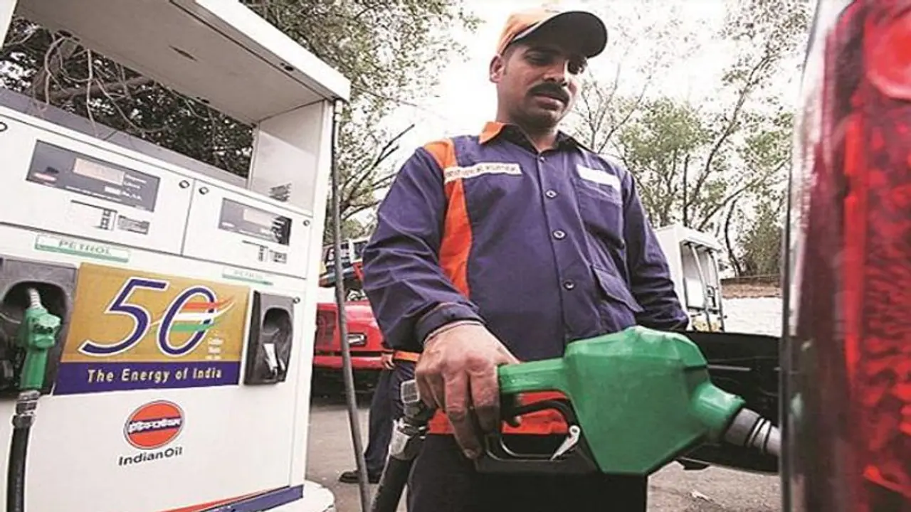 Oil Price Today তেলের দাম বাড়েনি, কোন শহরে কত দামে বিকোচ্ছে পেট্রল ডিজেল Oil Price Today তেলের দাম বাড়েনি, কোন শহরে কত দামে বিকোচ্ছে পেট্রল ডিজেল