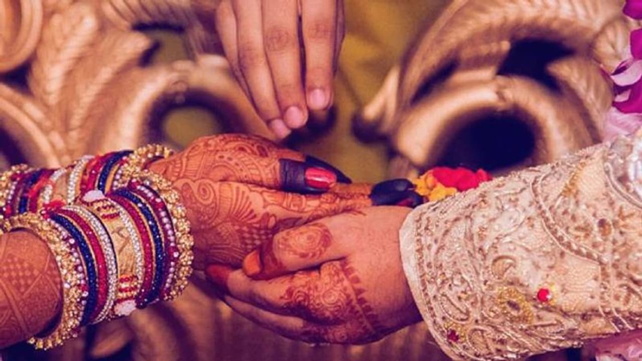 కాపురానికి పనికిరాడన్న విషయం దాచి పెళ్లి.. వారానికే అత్తింటిఎదుట కోడలు ధర్నా.. కాపురానికి పనికిరాడన్న విషయం దాచి పెళ్లి.. వారానికే అత్తింటిఎదుట కోడలు ధర్నా..