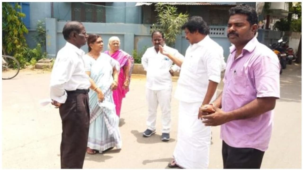 அதிமுக எம்.எல்.ஏ.,வீட்டில் தேர்தல் அதிகாரிகள் திடீர் ரெய்டு..! அதிமுக எம்.எல்.ஏ.,வீட்டில் தேர்தல் அதிகாரிகள் திடீர் ரெய்டு..!