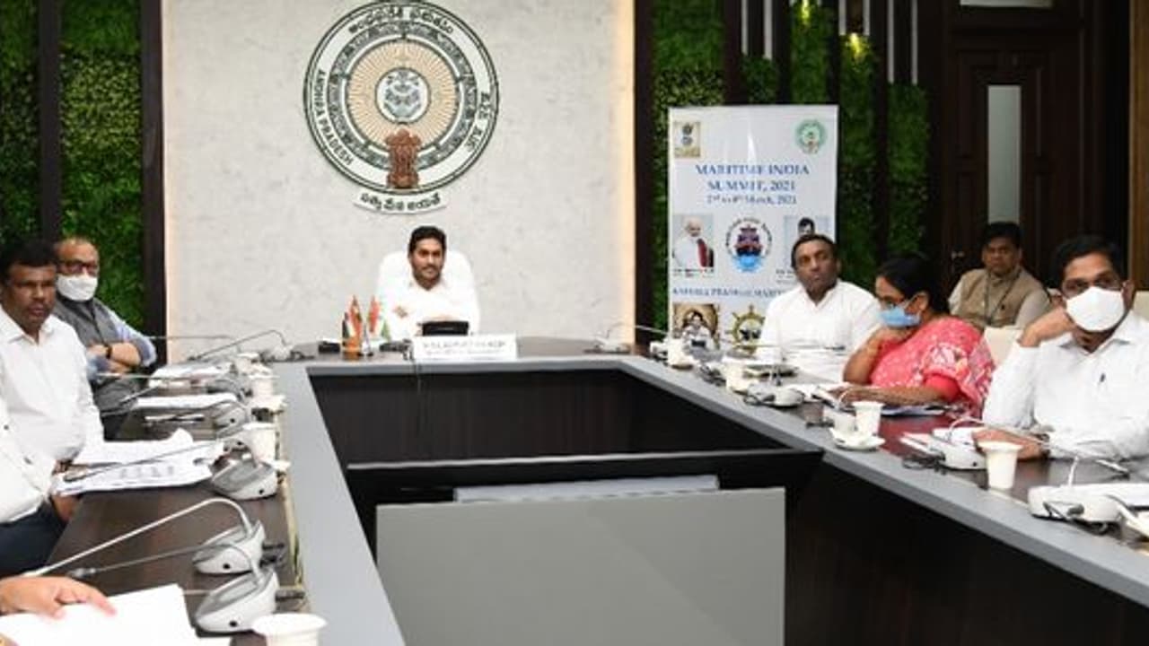 ఫేక్‌న్యూస్‌పై జగన్ సీరియస్... వాళ్లని అరెస్ట్ చేసి, జైళ్లకు పంపండి, అధికారులకు ఆదేశాలు