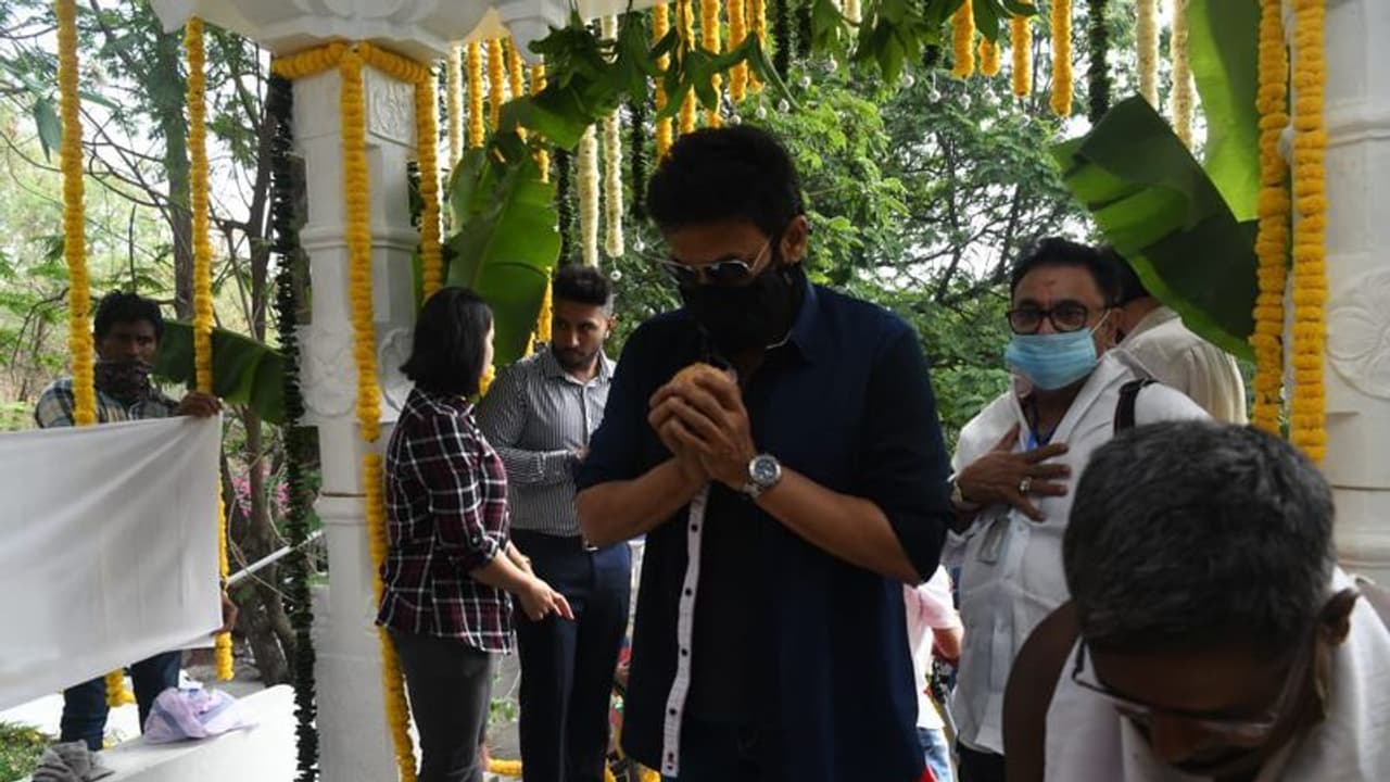 దృశ్యం 2కి కొబ్బరి కాయ కొట్టిన వెంకీ మామ! దృశ్యం 2కి కొబ్బరి కాయ కొట్టిన వెంకీ మామ!