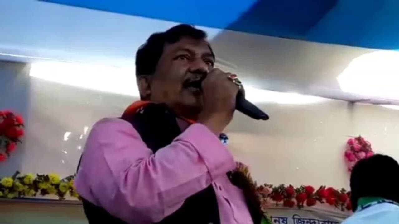 'তৃণমূলকে ভোট না দিলে দেখে নেওয়ার হুমকি', বিতর্কে চোপড়ার বিধায়ক 'তৃণমূলকে ভোট না দিলে দেখে নেওয়ার হুমকি', বিতর্কে চোপড়ার বিধায়ক