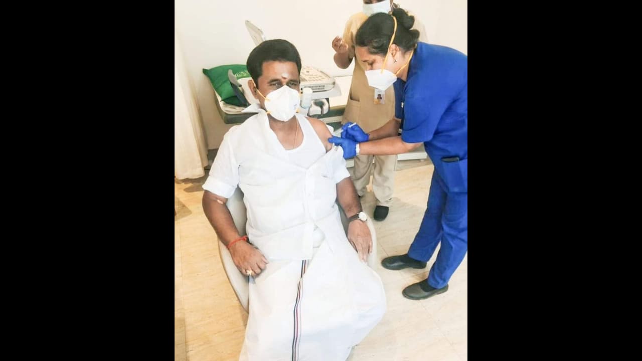 எமனை எட்டிப் பார்த்து விட்டு வந்தவருக்கேவா?... கொரோனாவை வென்ற உணவுத்துறை அமைச்சர் காமராஜுக்கு தடுப்பூசி...!