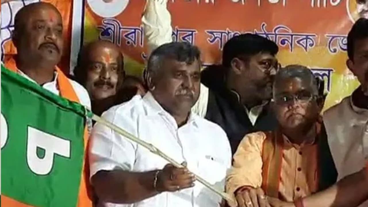 प. बंगाल: टीएमसी को एक और झटका, पार्टी के विधायक जितेंद्र तिवारी भाजपा में हुए शामिल प. बंगाल: टीएमसी को एक और झटका, पार्टी के विधायक जितेंद्र तिवारी भाजपा में हुए शामिल