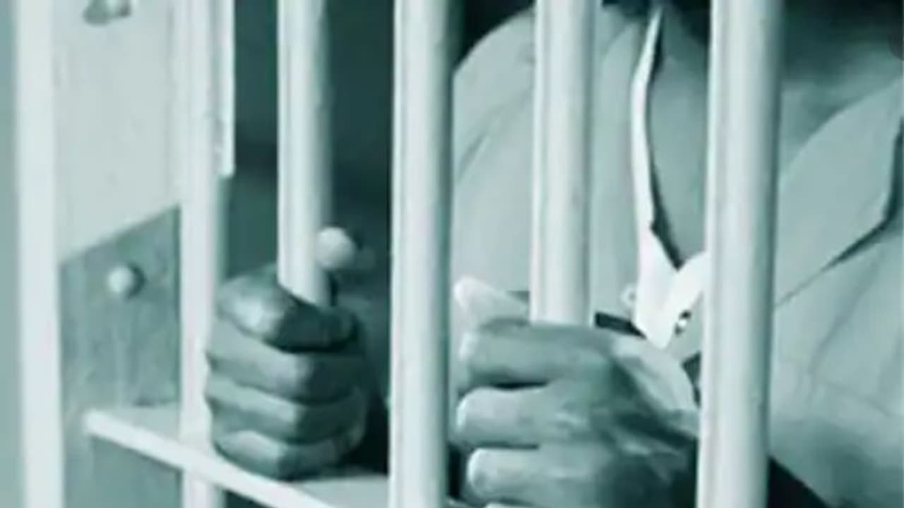 విశాఖ సెంట్రల్ జైలులో కరోనా కలకలం.. 50 మందికి పాజిటివ్, అధికారుల్లో ఆందోళన విశాఖ సెంట్రల్ జైలులో కరోనా కలకలం.. 50 మందికి పాజిటివ్, అధికారుల్లో ఆందోళన