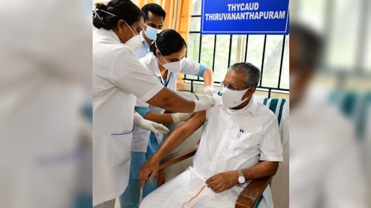 ഒട്ടും വേദനയില്ല, ആരും ശങ്കിച്ച് നിൽക്കേണ്ട: കൊവിഡ് വാക്സിൻ സ്വീകരിച്ച് മുഖ്യമന്ത്രി ഒട്ടും വേദനയില്ല, ആരും ശങ്കിച്ച് നിൽക്കേണ്ട: കൊവിഡ് വാക്സിൻ സ്വീകരിച്ച് മുഖ്യമന്ത്രി