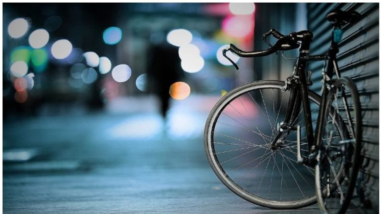 ഐഫോണും പണവും തട്ടിയെടുത്ത് മുങ്ങിയ കള്ളന് മിനിറ്റുകള്ക്കകം സൈക്കിളെടുക്കാന് തിരികെ വന്നപ്പോള് പിടിയിലായി ഐഫോണും പണവും തട്ടിയെടുത്ത് മുങ്ങിയ കള്ളന് മിനിറ്റുകള്ക്കകം സൈക്കിളെടുക്കാന് തിരികെ വന്നപ്പോള് പിടിയിലായി