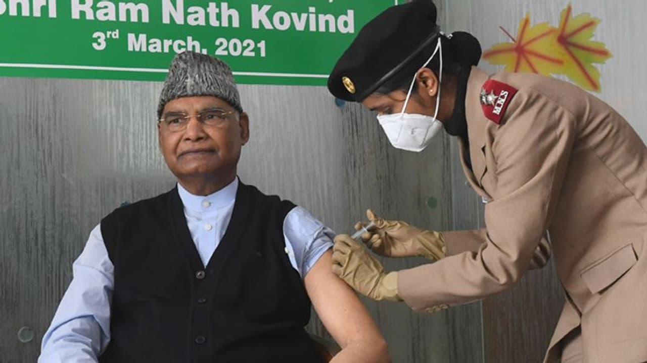 राष्ट्रपति रामनाथ कोविंद ने कोरोना वैक्सीन की पहली डोज ली, गोवा के सीएम ने भी लगवाया टीका राष्ट्रपति रामनाथ कोविंद ने कोरोना वैक्सीन की पहली डोज ली, गोवा के सीएम ने भी लगवाया टीका