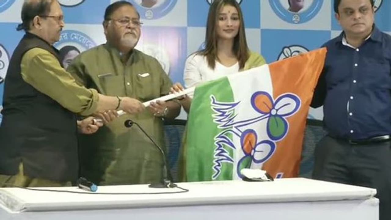 W.Bengal Assembly Election: टॉलीवुड एक्ट्रेस सायंतिका बनर्जी ने उठाया TMC का झंडा W.Bengal Assembly Election: टॉलीवुड एक्ट्रेस सायंतिका बनर्जी ने उठाया TMC का झंडा