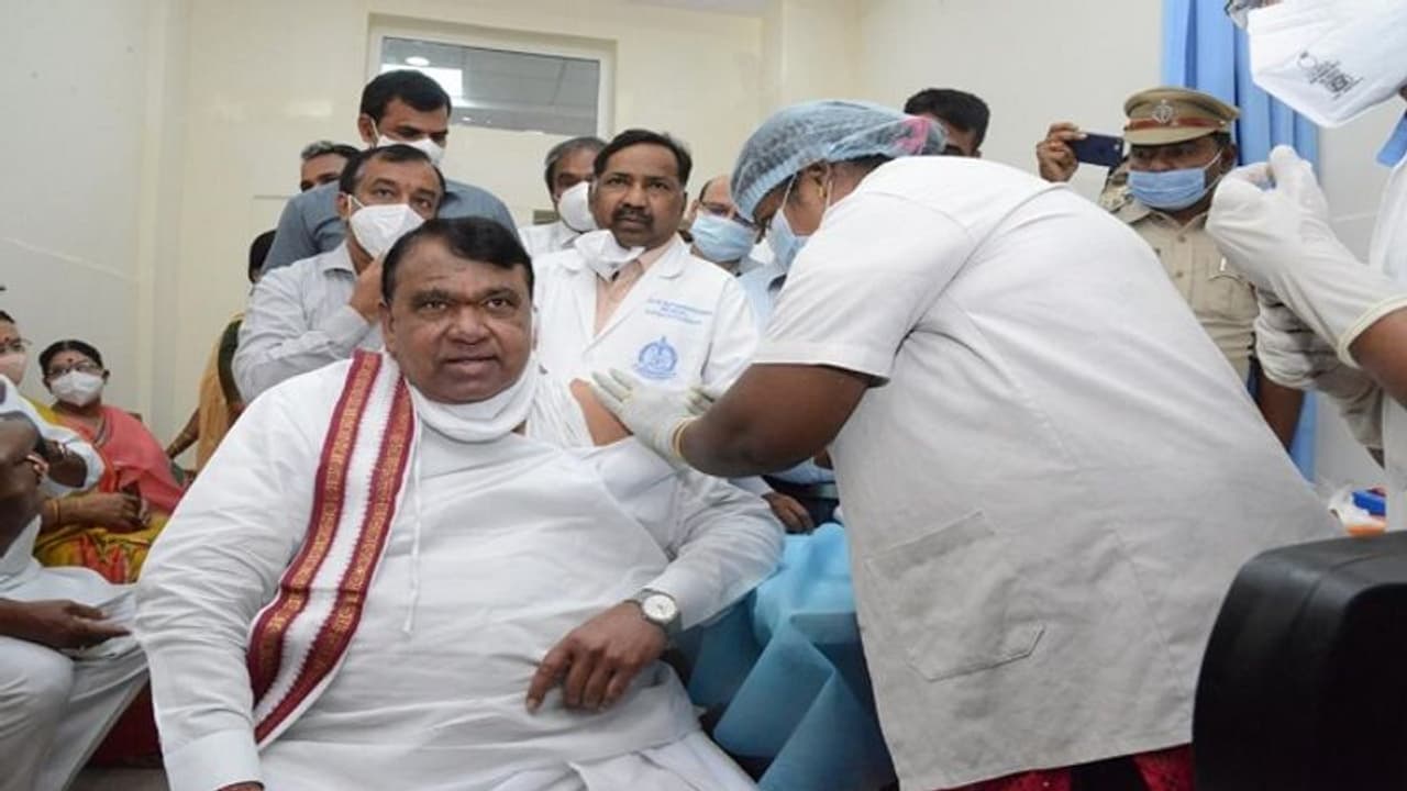 కరోనా టీకా వేయించుకున్న పోచారం శ్రీనివాస్ రెడ్డి, ఆయన భార్య కరోనా టీకా వేయించుకున్న పోచారం శ్రీనివాస్ రెడ్డి, ఆయన భార్య