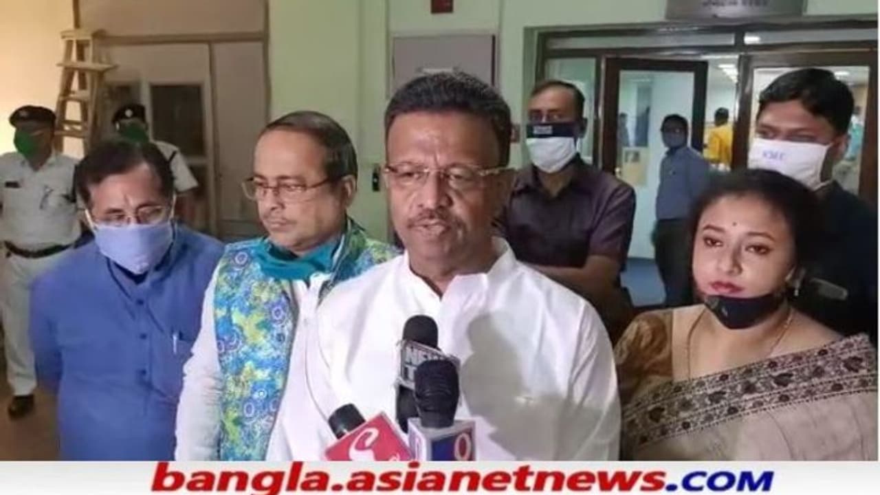 'মোদীর ছবি প্রচার ভ্য়াকসিনের সার্টিফিকেটেও', কমিশনে অভিযোগ ফিরহাদের, বাদ গেলেন না কৈলাসও 'মোদীর ছবি প্রচার ভ্য়াকসিনের সার্টিফিকেটেও', কমিশনে অভিযোগ ফিরহাদের, বাদ গেলেন না কৈলাসও