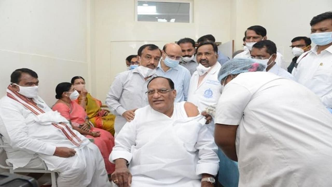 కరోనా వ్యాక్సిన్ వేయించుకున్న శాసన మండలి చైర్మన్ గుత్తా, ఆయన సతీమణి