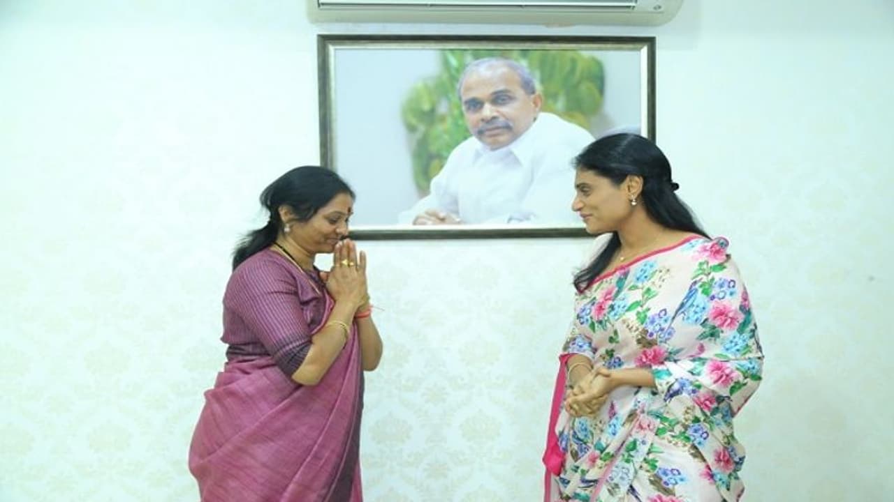 కాంగ్రెస్ కు షాక్: వైఎస్ షర్మిలతో ఇందిరా శోభన్ పోశాల భేటీ కాంగ్రెస్ కు షాక్: వైఎస్ షర్మిలతో ఇందిరా శోభన్ పోశాల భేటీ