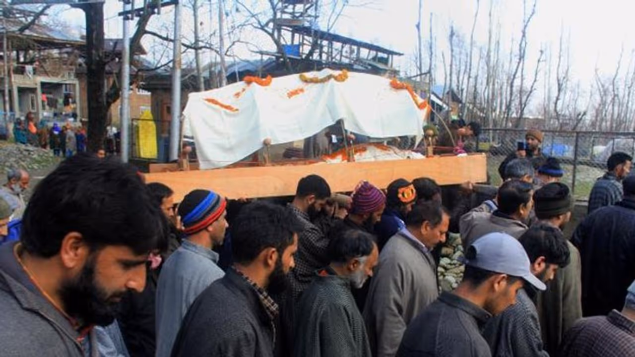 Communal harmony at its best: People of different faith perform last rites of Hindu Communal harmony at its best: People of different faith perform last rites of Hindu