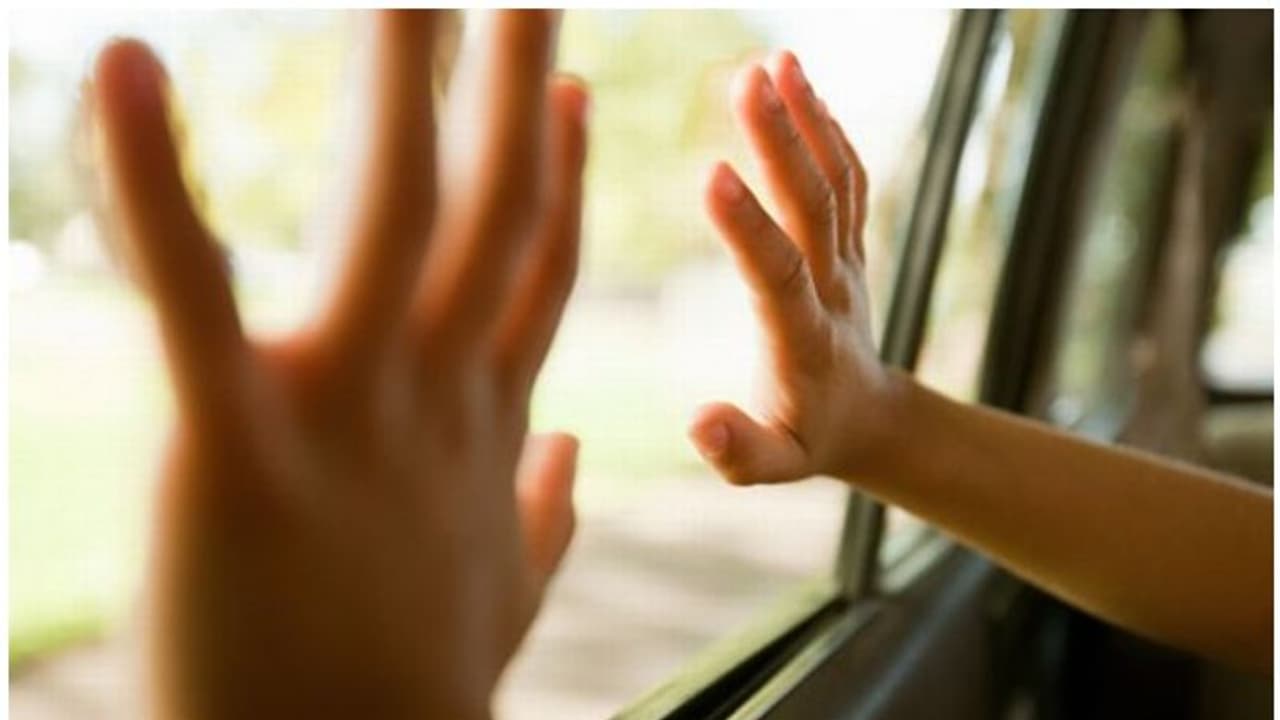 കുഞ്ഞിനെ കാറിലിരുത്തി ഷോപ്പിങിന് പോയ അമ്മ തിരികെ വന്നപ്പോള് കാര് തുറക്കാനാവുന്നില്ല; രക്ഷിച്ചത് പൊലീസ് കുഞ്ഞിനെ കാറിലിരുത്തി ഷോപ്പിങിന് പോയ അമ്മ തിരികെ വന്നപ്പോള് കാര് തുറക്കാനാവുന്നില്ല; രക്ഷിച്ചത് പൊലീസ്