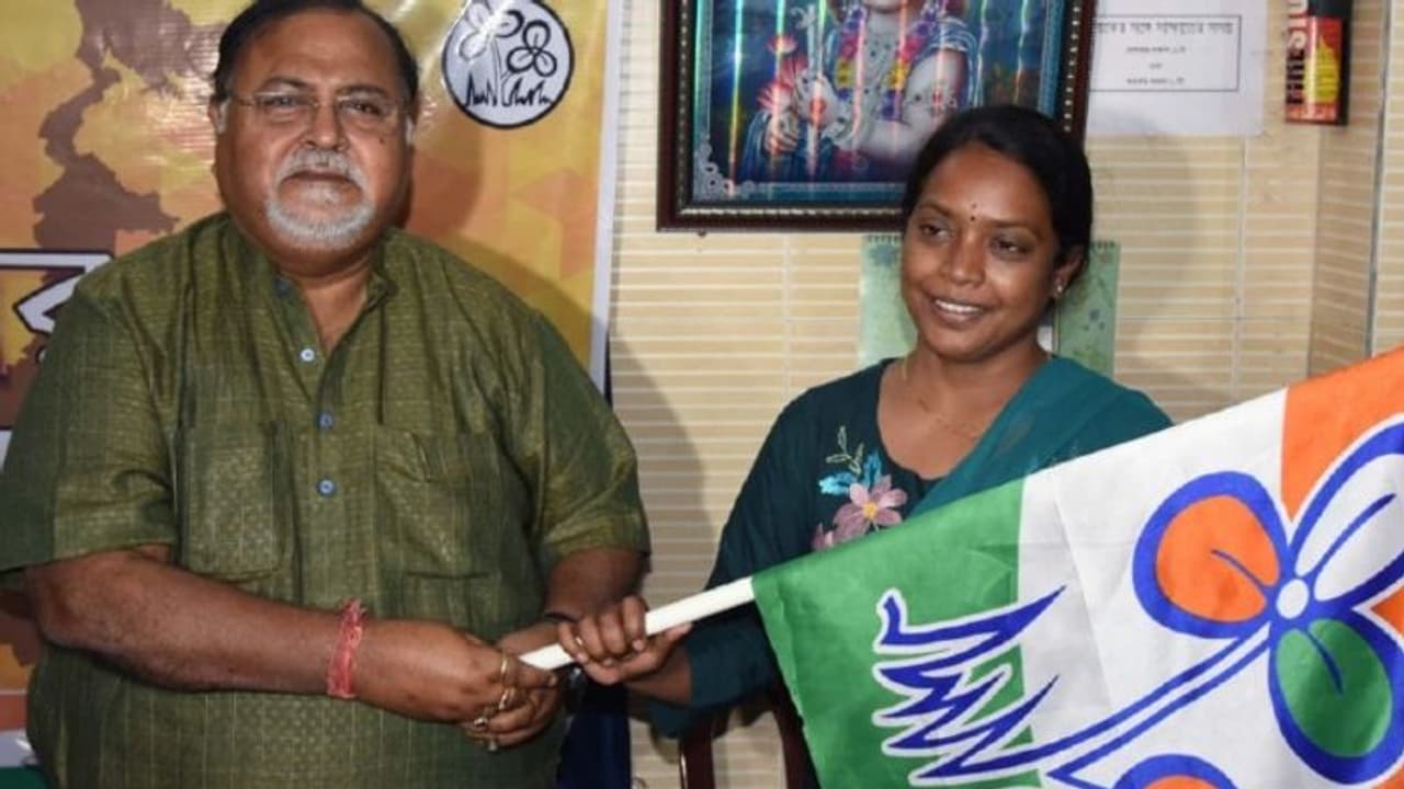 তৃণমূলে যোগ দিলেন সাঁতালি অভিনেত্রী বীরবাহা হাঁসদা, জঙ্গলমহলের ক্ষত কি মেরামত করতে পারবেন তৃণমূলে যোগ দিলেন সাঁতালি অভিনেত্রী বীরবাহা হাঁসদা, জঙ্গলমহলের ক্ষত কি মেরামত করতে পারবেন